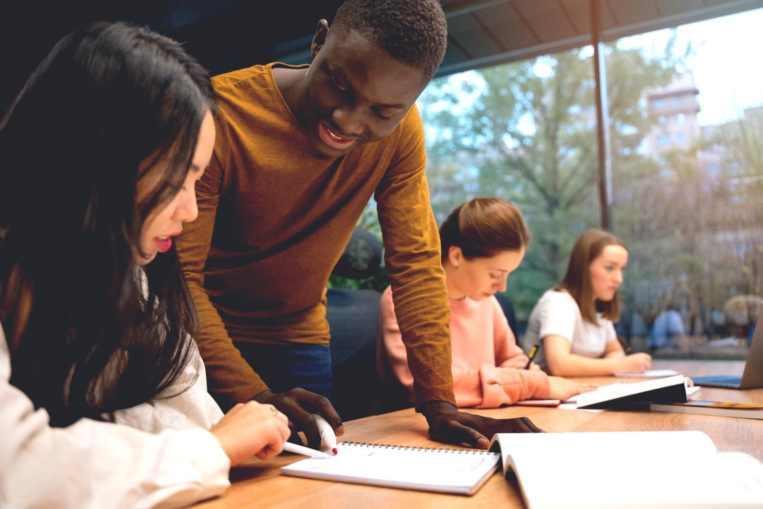 Session de travail collaboratif sur analyses financières
